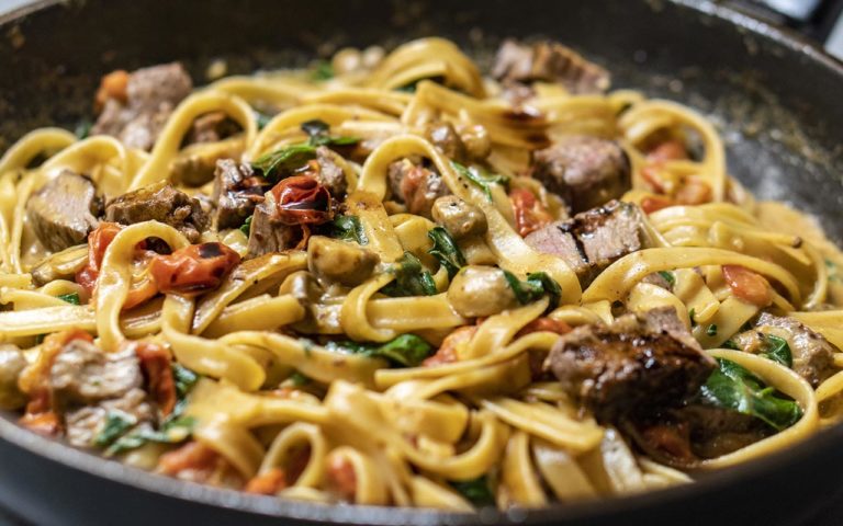 Lyxig pasta med oxfilé och grädde