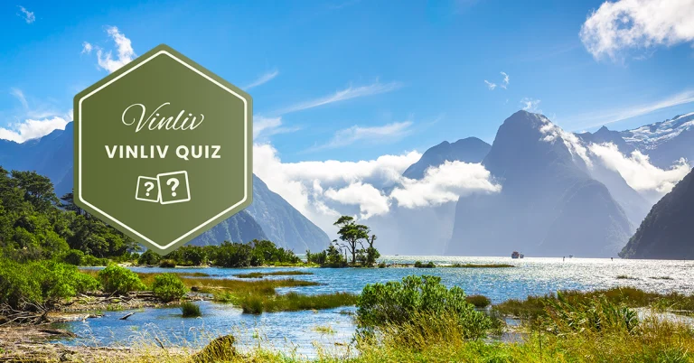 Vatten, berg och blå himmel.