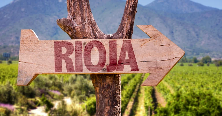 Träskylt med texten Rioja som sitter på ett träd.