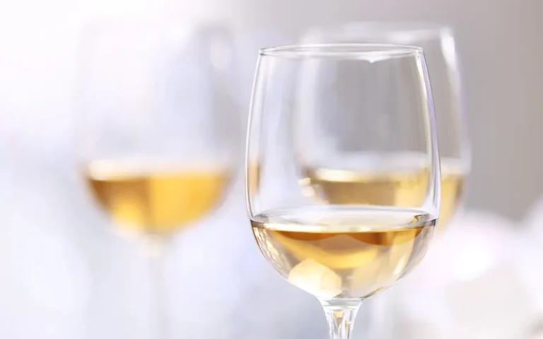 Tre vinglas med vin i.