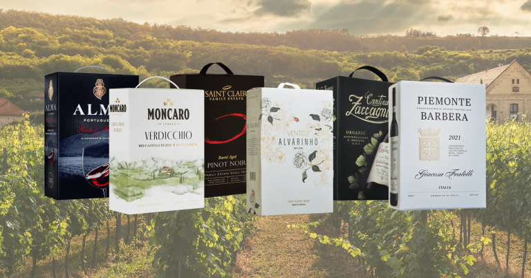 6 viner på box med en härlig bakgrund av en vacker vingård